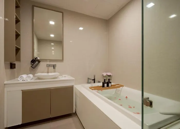 2br2ba Bts Thonglor Rooftop Pool Gym Bbq Bangkok