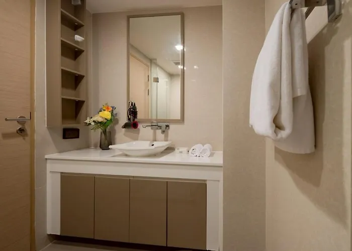 2br2ba Bts Thonglor Rooftop Pool Gym Bbq Bangkok